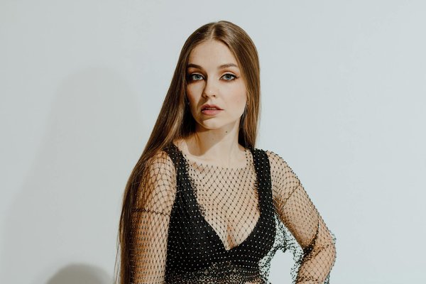 Pois et Chic : Stratégies Efficaces pour un Style Élégant sans Apparence Juvénile